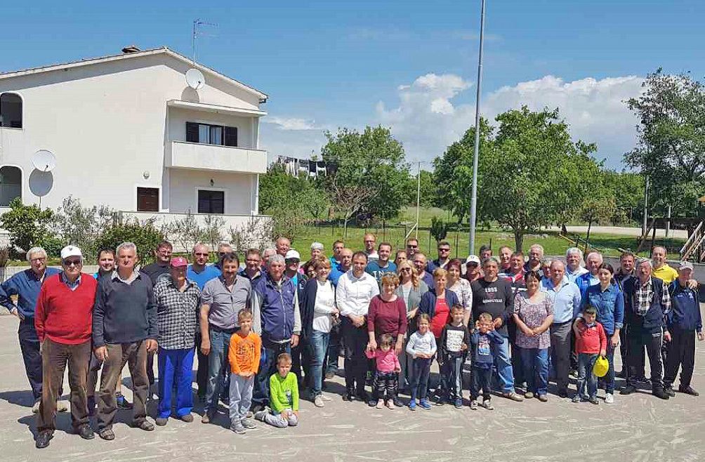 Mještani Veleniki na svečanosti povodom otvorenja novog doma
