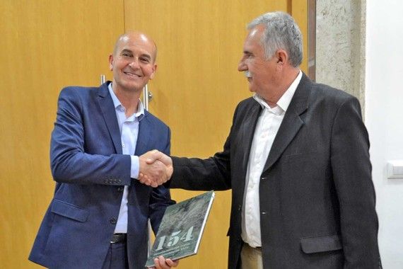 Malvazijski tigrovi Bassaneseu uručili monografiju