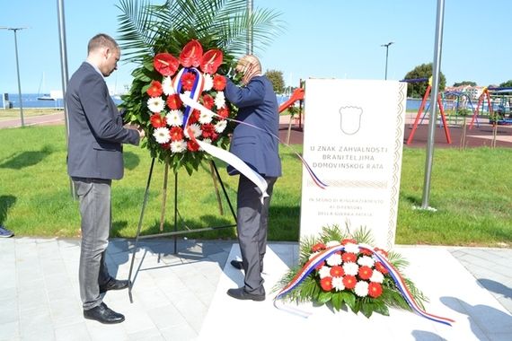Položeni vijenci povodom 22. godišnjice Udruge i Dana HVIDR-e Umag