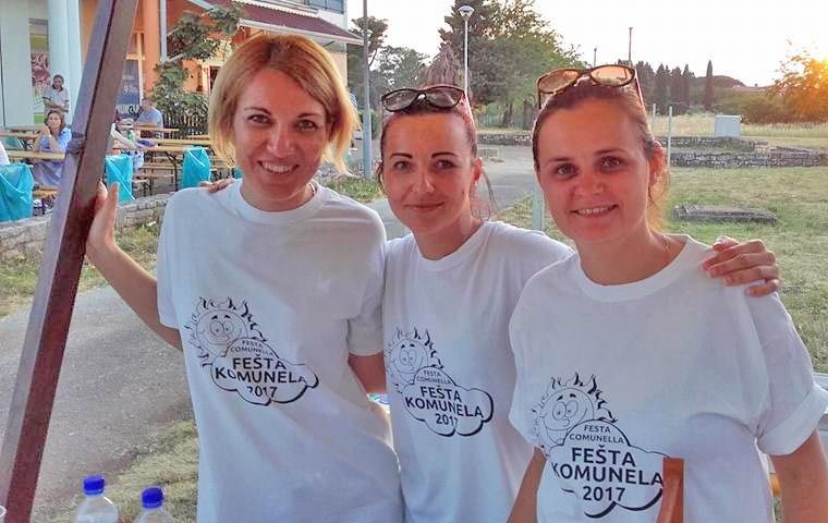 Volonterke na fešti na Komuneli