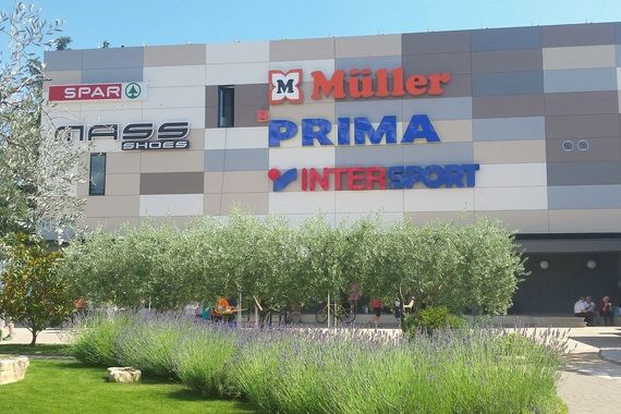 Bivša robna kuća na porečkoj rivi postala Riva Mall