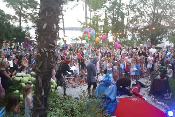Poreč: Klinci se mačevali i slikali s Štrumpfetom