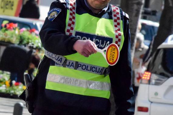 Presreli zaštitarsko vozilo kod Nove Vasi i odnijeli novac