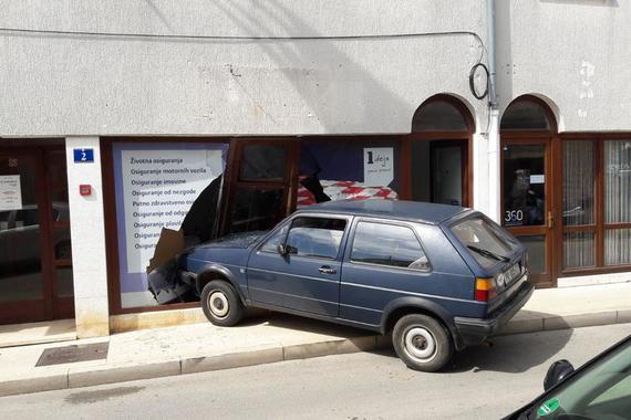 Parkiranje pošlo po zlu: Htio u rikverc, ali je ubacio u prvu  