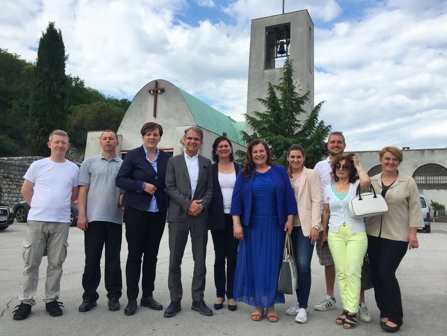 Monika Udovičić (treća s lijeva) s ministrom turizma Garijem Cappellijem u Raši 