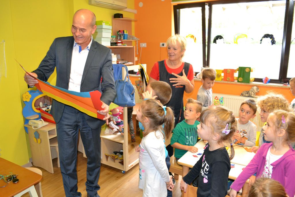Gradobačelnik Vili Bassanese s umaškim mališanima