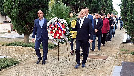 Dolazak komemorativne povorke na umaško groblje 