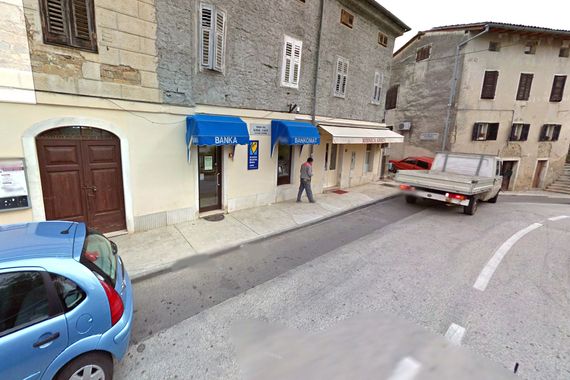Dvojac na motoru opljačkao banku u Motovunu