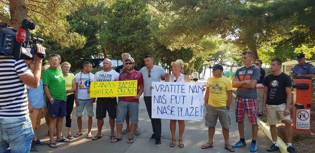 S prosvjeda "Vratite nam naš put i našu plažu!"