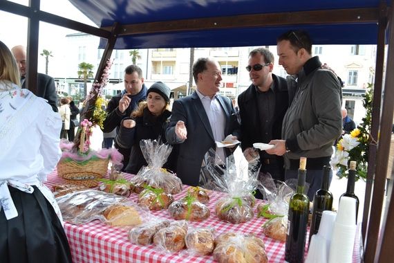 Blagoslovom pinci i druženjem na trgu u Umagu proslavljen Uskrs