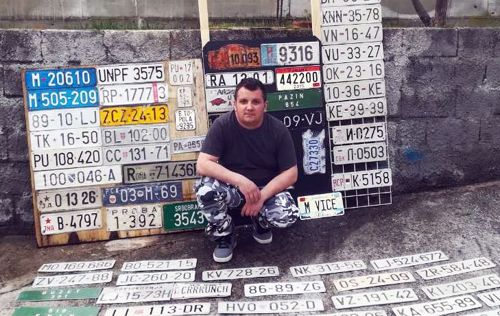 Vilijam Krbavac s manjim dijelom svoje kolekcije