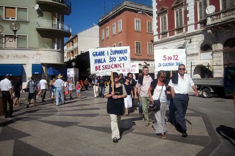 Povorka je mirno i dostojanstveno stigla na gradsku tržnicu.