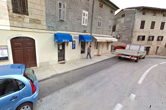 Uz prijetnju nožem opljačkana banka u Motovunu  