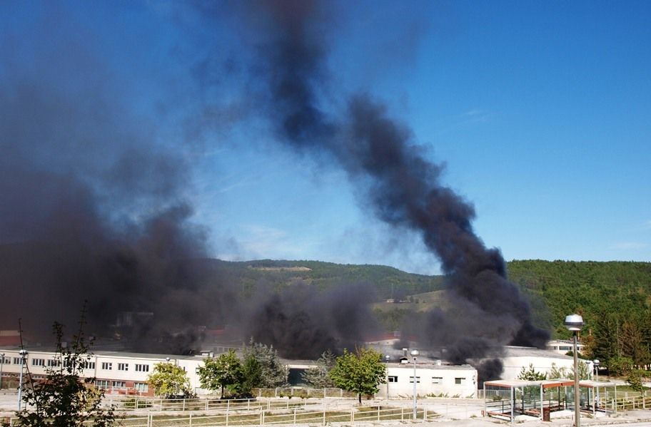 Gusti crni dim nad skladištem