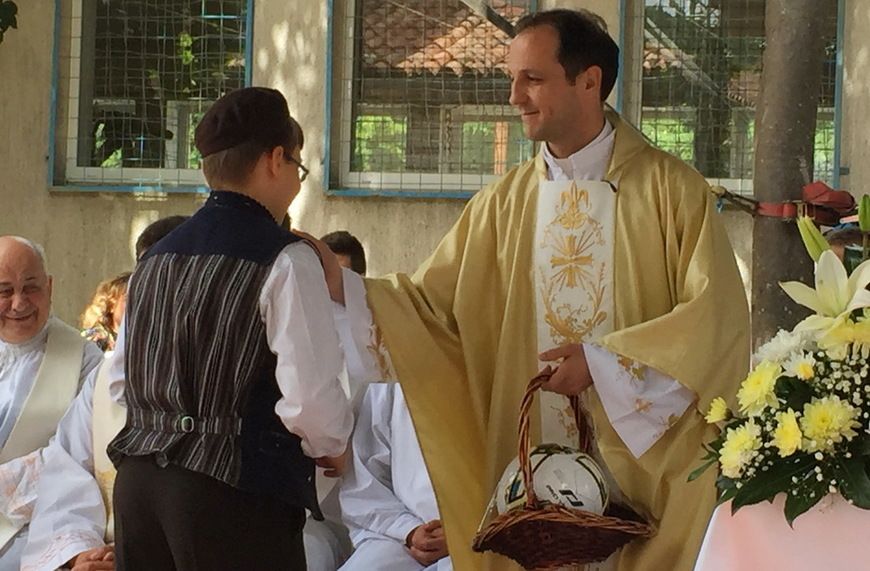Vlč. Bagavac na Mladoj misi na poklon je dobio loptu (foto: Nenad Čakić)