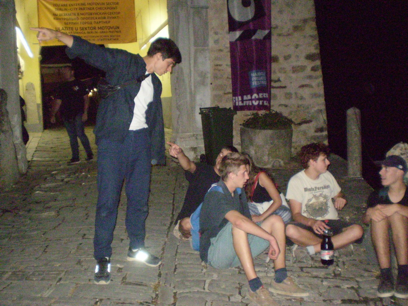 Mladi turist daje posjetiteljima upute za gledanje pomrčine