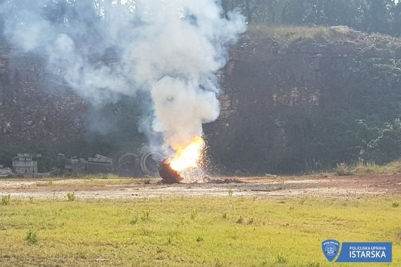 Umag: Iz mora izvukli minu i izvršili detonaciju (foto)