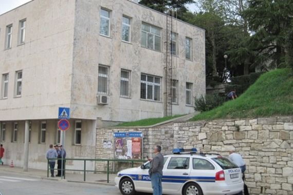 Muškarac iz Bala skočio sa zgrade suda u Bujama: Dosta mu je ovrha!