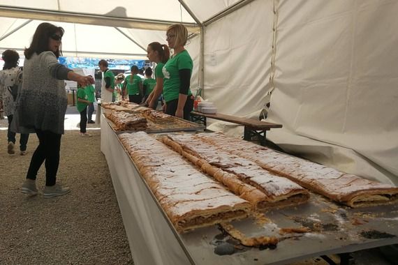 Na Fešti od fruti u Kaldiru pripremili štrudlu od 25 metara