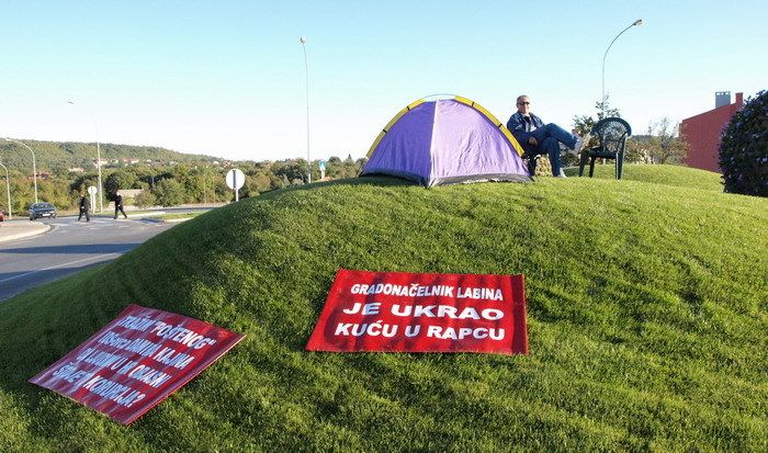 Kandidat Ladonjinih predizbora postavio šator na kružnom toku