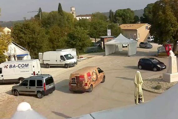Došao na Sajam pršuta u Tinjan pa ostao bez auta