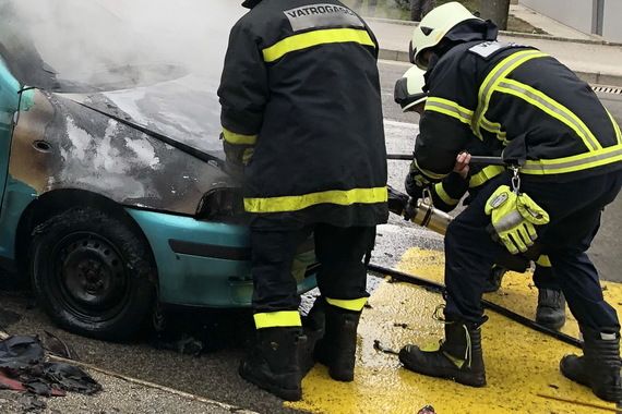 U vožnji se zapalio auto kod Livada: Potpuno je izgorio