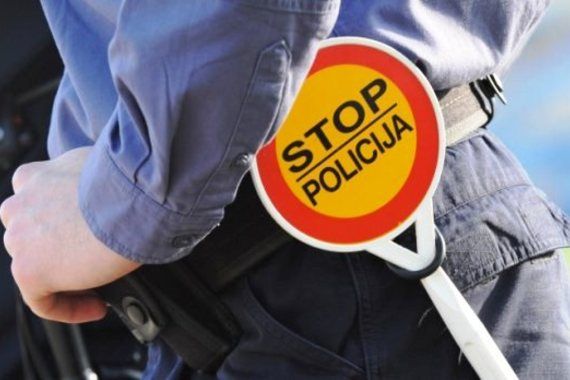Pijan vozio pod zabranom: Policija mu u autu pronašla marihuanu