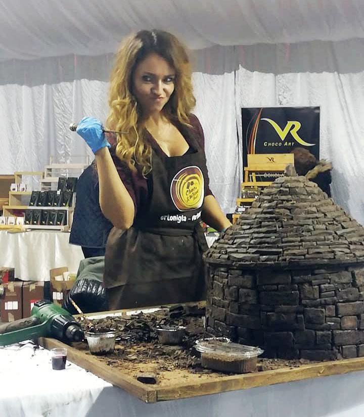 Georgette Yvette Ponte kraj svog slatkog umjetničkog djela