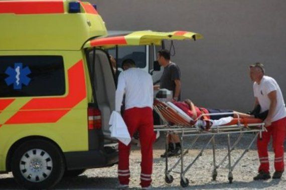 Jednom radniku priklješten prst, drugom drvo ozlijedilo trbuh