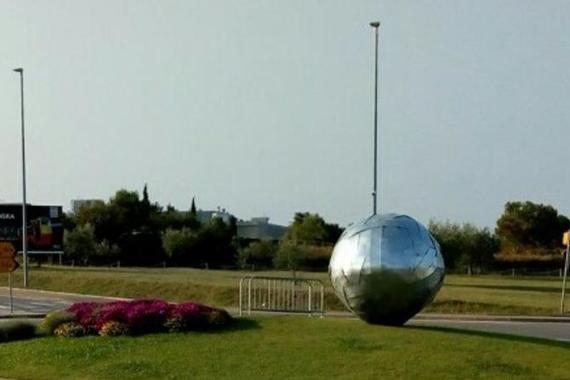 Vandalizam na kružnom toku: Opet odgurali kuglu od 700 kila!