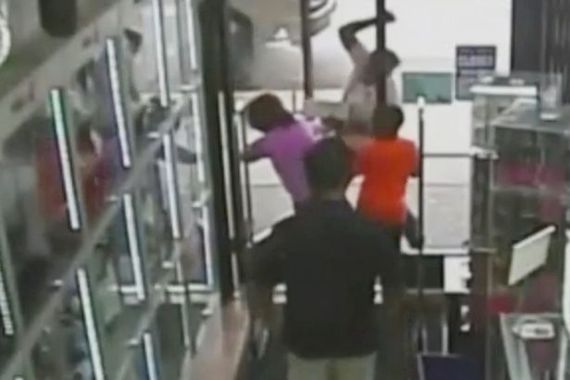 Pijan napadao kupce u trgovini pa oštetio daske u policiji