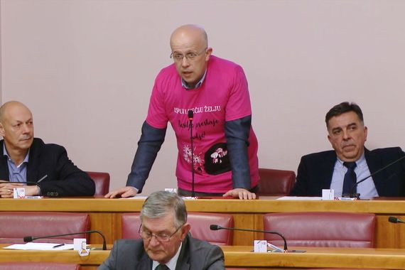 'Srednjoškolcima zabranjen ulazak na saborsku galeriju zbog majica'