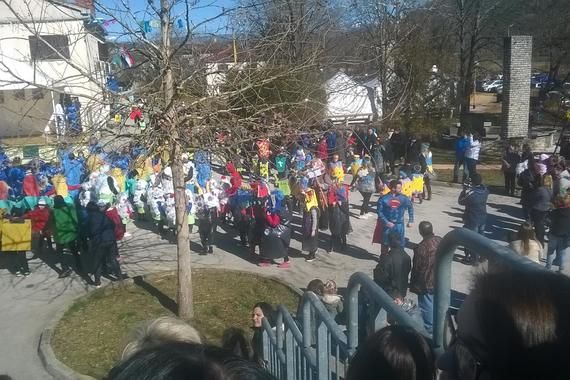Pijana maškara pala s krova auta: I vozač je imao promile