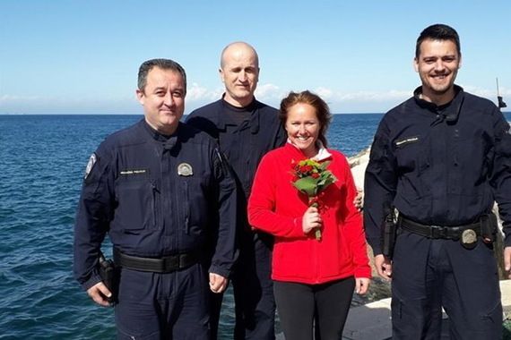 Jedina žena ribar iz Piranskog zaljeva dobila cvijeće od policije