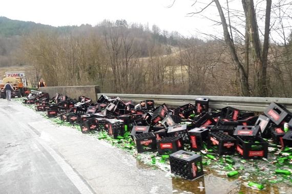 Pazin zaliven pivom: Deseci kašeta ispali na cestu! 