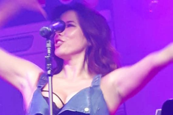 Nives Celzijus dala sve od sebe na Festivalu kobasica
