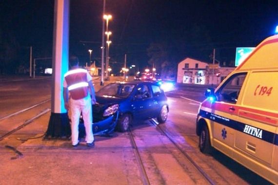 Pijani 21-godišnjak zabio se Renaultom u stup: Vozač i putnik teže ozlijeđeni
