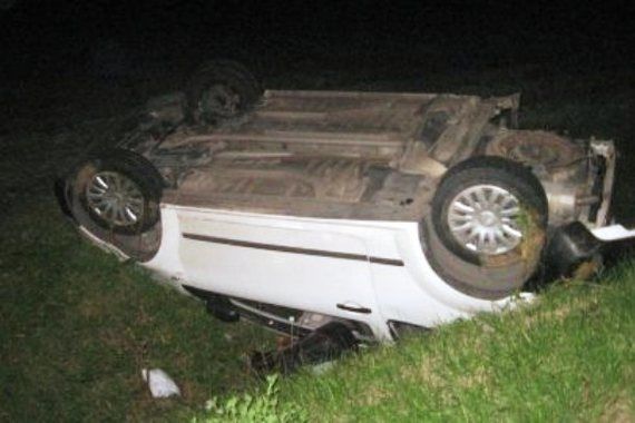 Zbog poledice i brzine sletio s ceste pa završio na krovu