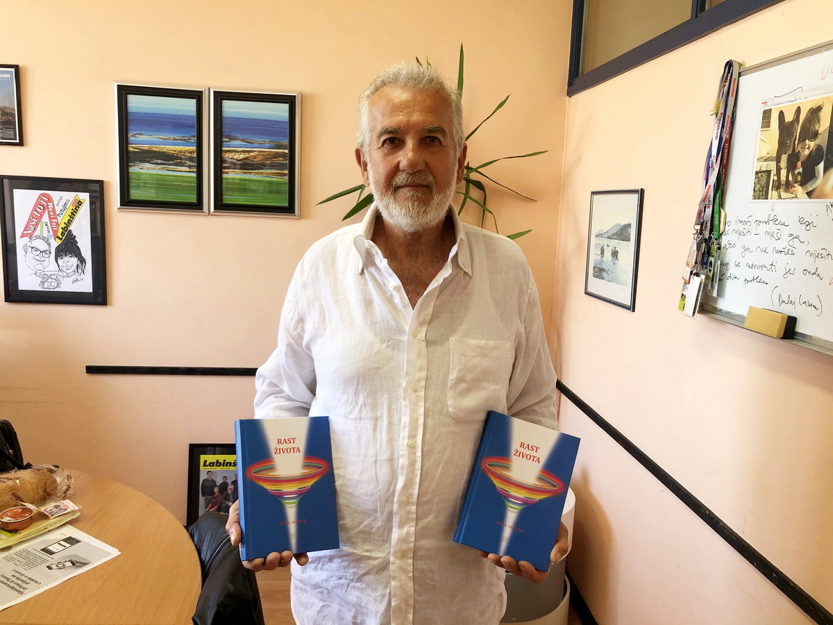 Izdavač Anton Vlačić s novom knjigom dr. Antona Krajcara 