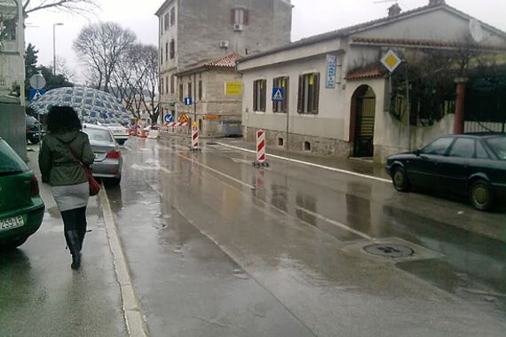 Tri pijana Puljana divljala, jedan napao policajaca