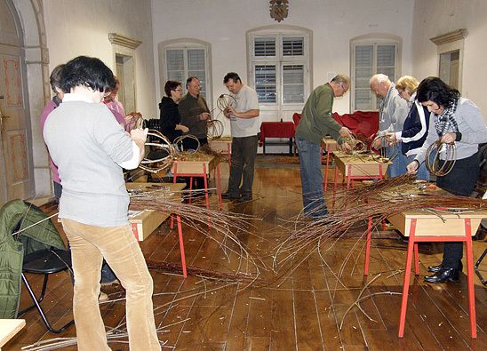 Polaznici radionice tradicijskog pletenja košara