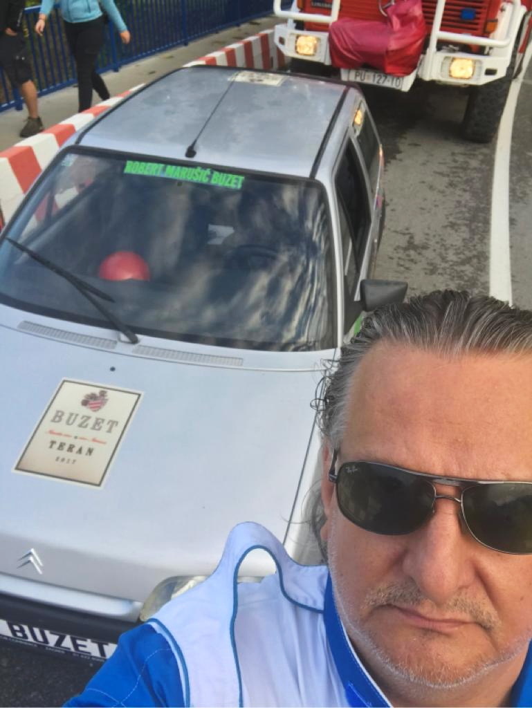 Robert Marušić kraj svog Citroena za utrku