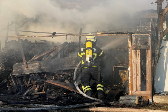 Izgorjela nadstrešnica u Bravarima. Netko ju je zapalio?