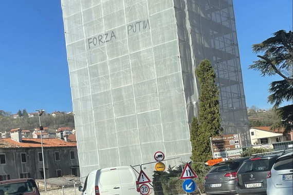Na ceradu pazinskog tornja netko napisao: 'Forza Putin'