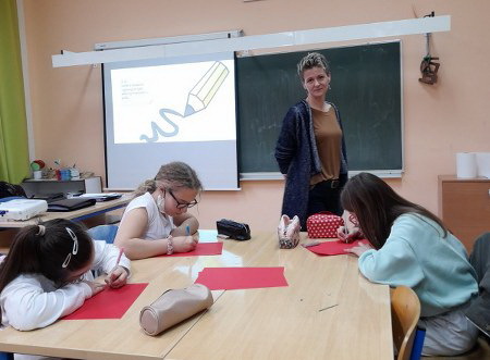 Učiteljica Martina Šajina Ivetić s učenicima (foto: http://os-vnazora-pazin.skole.hr/)