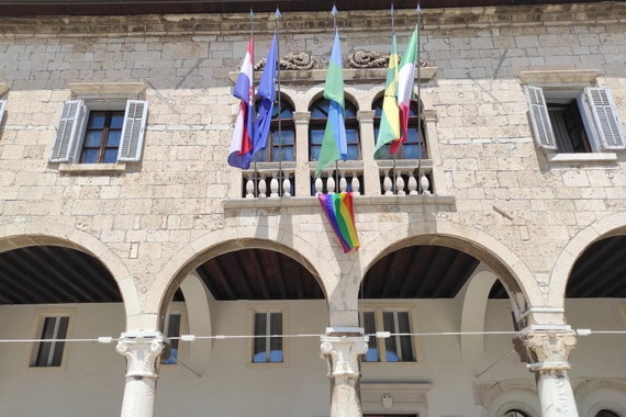 Ispred pazinskog Spomen doma podignut će se zastava duginih boja