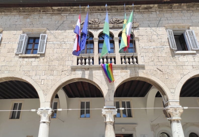 LGBTIQ+ zastava lanjskog lipnja na Gradskoj palači u Puli (foto: arhiva)