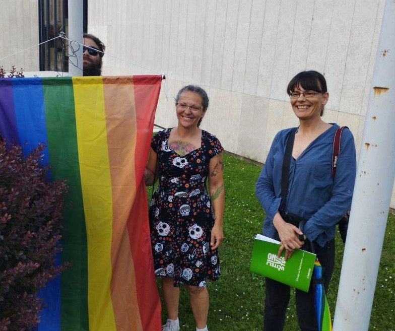 Postavljanje LGBTQ zastave u Pazinu