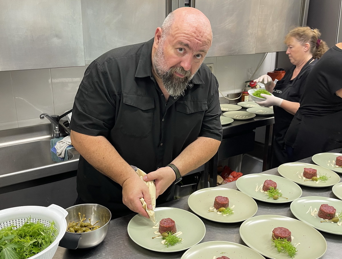 Chef Zdravko Tomšić priprema tartar od magarećeg mesa