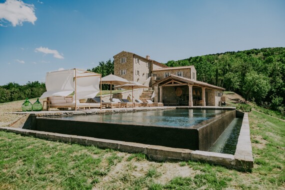 Infinity bazen s morskom vodom, maslinici i pogled na Motovun